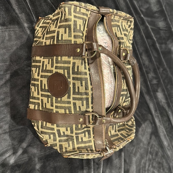 🛍️BLACK FRIDAY DEAL🛍️ Pre-loved AUTHENTIC Small Fendi Duffle bag - Picture 2 of 10